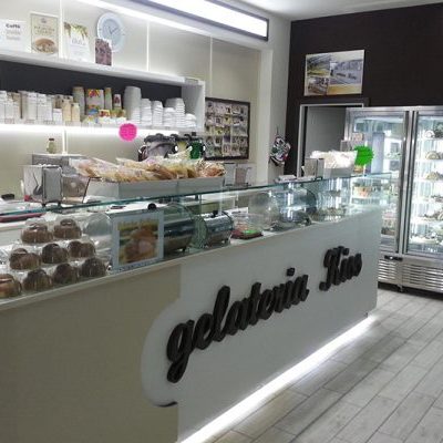 Gelateria: arredamento gelateria Kiss - Cadelbosco Sopra